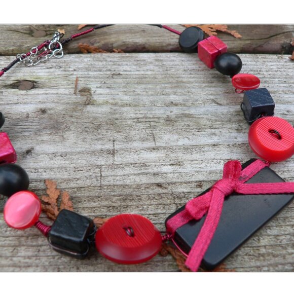 2x25$ 🐿 🍁 CREATION - Short necklace Wire & vintage buttons -  Red Black - Picture 2 of 2